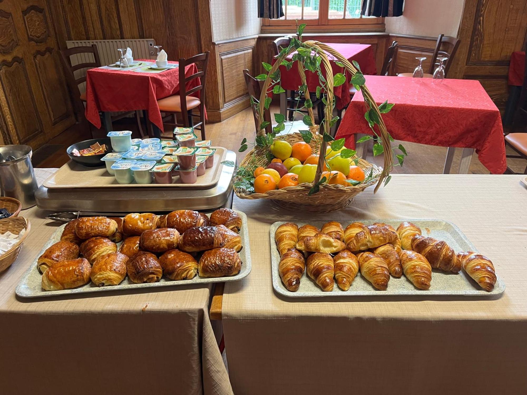 Logis Hotel Ancien Grand Seminaire Saint-Flour  Ngoại thất bức ảnh